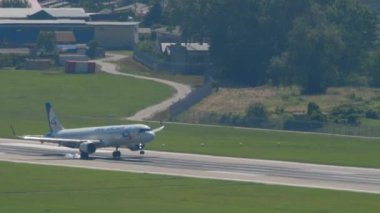 SOCHI, RUSSIA - 27 Ağustos 2022: Airbus A321, Ural Havayolları 'ndan RA-73840 pisti, Sochi havaalanında fren yapıyor. Turizm ve seyahat kavramı