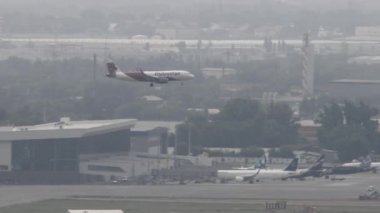 ALMATY, KAZAKHSTAN - 26 Haziran 2024: Airbus A320 Airbus Arystan Almaty havaalanına iniş yapıyor, uzun atış, yan görüş