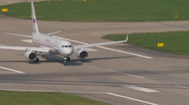 SOCHI, RUSSIA - 01 AĞUSTOS 2022: Ön görüş, Tupolev Tu-214 uçağı, Rusya Özel Uçuş Filosu RA-64532 Soçi havaalanında taksicilik