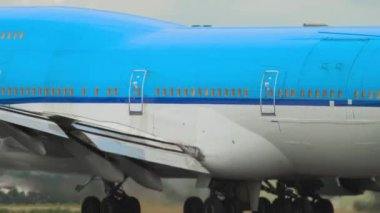 AMSTERDAM, NETHERLANDS - 24 Temmuz 2017: Yolcu uçağı Boeing 747, KLM PH-BFT Amsterdam Schiphol Havaalanı 'ndan havalanır.