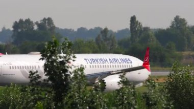 ALMATY, KAZAKHSTAN - 25 Haziran 2024: Boeing 737 MAX 9, TC-LYD Türk Hava Yolları havalimanı, yan görüş. Uçak kalkıyor. Seyahat kavramı