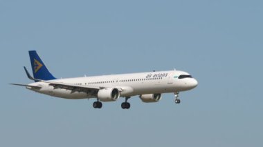 ALMATY, KAZAKHSTAN - 25 Haziran 2024: Airbus A321, Almaty havaalanına iniş yapan Air Astana EI-KGB. Uçak uçuşu, yan görüş. Seyahat kavramı