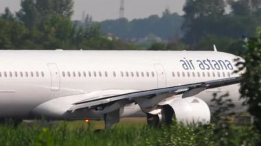 ALMATY, KAZAKHSTAN - 25 Haziran 2024: Yolcu uçağı Airbus A321, Air Astana 'nın EI-KDC uçak ivmesi kalkıştan önce, yan görüş. Seyahat konsepti. Beneklenme