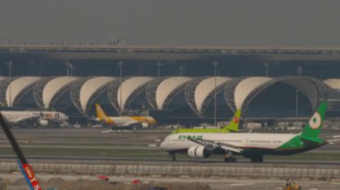 BANGKOK, THAILAND - 01 Mart 2023: Boeing 787 Dreamliner, EVA Air 'den B-17807 Suvarnabhumi havaalanına indikten sonra fren yapıyor. Uçak geliyor. Yavaşla, spoiler ver.