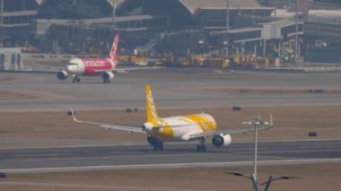 HONG KONG - 10 Kasım 2019 Airbus A320, Scoot 9V-TNB Chek Kap Kok Havalimanı 'ndan havalandı. Yolcu uçağı kalkıyor. Uçak uçuyor.