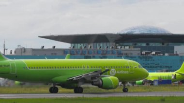 NOVOSIBIRSK, RUSSIAN FEDERATION - 15 Temmuz 2022: Aircraft Airbus A320, RA-73407 S7 Airlines uçuşu Tolmachevo Havaalanı, yan görüş. Uçak pistte, yan görüş. Seyahat kavramı