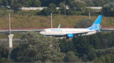 SOCHI, RUSSIA - 02 AĞUSTOS 2022: Boeing 737-8MC, RA-73226 Pobeda inişi. Yolcu uçağı geliyor, yan görünüm