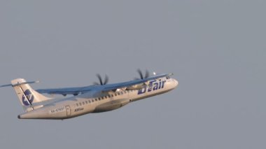 SOCHI, RUSSIA - 02 Ağustos 2022: Turboprob yolcu uçağı ATR 72-500, RA-67697 UTair kalkışı, yan görüş