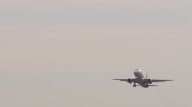 ALMATY, KAZAKHSTAN - 25 Haziran 2024: Sukhoi Superjet 100 Azimuth havalanıyor, iniş takımları açılıyor. Uçak tırmanışı. Seyahat konsepti. Beneklenme