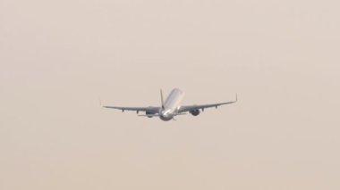 Jet yolcu uçağı dikiz aynasından tırmanıyor. Arka planda gökyüzünde bir uçak. Seyahat kavramı