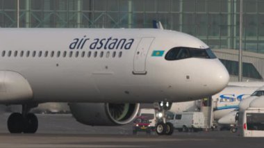 ALMATY, KAZAKHSTAN - 27 Haziran 2024: Airbus A321, Air Astana 'nın EI-KDG' si Almaty havaalanında, yan görüş. Seyahat kavramı