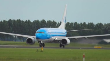 AMSTERDAM, NETHERLANDS - 24 Temmuz 2017 KLM 'nin 737 sefer sayılı uçağı. Uçak uçup gidiyor. Uçak kalkıyor, dikiz aynasından. Seyahat kavramı