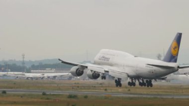 FRANKFURT AM MAIN, Almanya - 20 Temmuz 2017: Lufthansa 'nın Boeing 747' si Frankfurt havaalanına indi. Geniş gövdeli uçak geliyor. Jumbo jet iniyor, piste iniyor. Seyahat kavramı