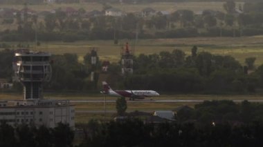 ALMATY, KAZAKHSTAN - 26 Haziran 2024: FlyArystan 'ın ticari uçakları Almaty Havaalanı pistinde. Uçak kalkış, yan görüş için hız kazanıyor.