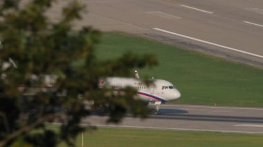 SOCHI, RUSSIA - 1 Ağustos 2022: Tupolev Tu-214 Rus Özel Uçuş Filosu Soçi havaalanında taksicilik yapıyor. Beneklenme