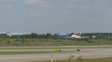 MOSCOW, Rusya Federasyonu - 31 Temmuz 2021: Sukhoi Superjet 100, RA-89110 Rossiya inişi, uzak çekim. Yolcu uçağı geliyor.