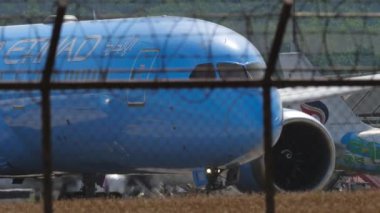 PHUKET, THAILAND - 19 Şubat 2023: Etihad Airways 'in Boeing 787 Dreamliner uçakları Phuket Havaalanı pistinde taksicilik yapıyor. Uçak kalkış, yan görüş. Seyahat kavramı