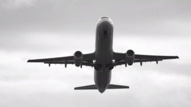 Geri çekilen iniş takımlarıyla uçan uçaklar iniş pisti kapılarını kapatıyor.