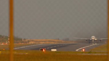 Ticari uçak pistte taksicilik yapıyor, kalkışa hazırlanıyor. Seyahat kavramı