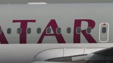 ALMATY, KAZAKHSTAN - 27 Haziran 2024: Airbus A320 Katar Havaalanı, yan görüş. Katar Ulusal Havayolları. Seyahat kavramı