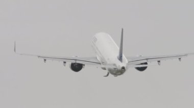 ALMATY, KAZAKHSTAN - 11 Mayıs 2024: Aircraft Airbus A321, Almaty havaalanından kalkan Air Astana EI-KDD. Yolcu uçağı kalkıyor. Seyahat kutsaması