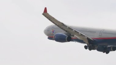 PHUKET, THAILAND - 13 Şubat 2023: Airbus A330, RA-73785 Aeroflot kalkışı. Yolcu uçağı uçup gidiyor. Gökyüzünde bir uçak