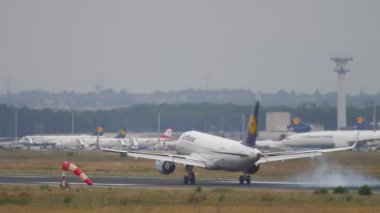 FRANKFURT AM MAIN, ALMANY - 20 Temmuz 2017: Airbus A320-214, Lufthansa 'lı D-AIZW iniş yaptıktan sonra fren yapıyor, Frankfurt Havalimanı' nda spoiler yapıyor