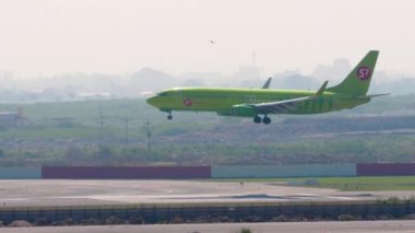 BANGKOK, THAILAND - 01 Mart 2023: Airplane Boeing 737, RA-73668 S7 Airlines, Suvarnabhumi havaalanına iniş ve frenleme. Uçak geliyor. Beneklenme