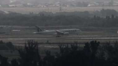 ALMATY, KAZAKHSTAN - 26 Haziran 2024: Katar 'a iniş yapan Kargo Boeing 777, yan görüş. Geniş gövdeli uçak geliyor, piste iniyor.