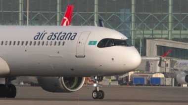 ALMATY, KAZAKHSTAN - 27 Haziran 2024: Ticari jet Airbus A321, Air Astana 'nın EI-KGC' si, yan görüş. Havaalanında bir uçak var. Seyahat kavramı