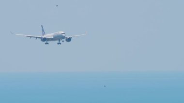 SOCHI, RUSSIA - 27 AĞUSTOS 2022: Yolcu uçağı A350, Aeroflot 'un RA-73151 uçağı inişe yaklaşıyor.