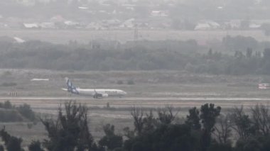 ALMATY, KAZAKHSTAN - 26 Haziran 2024: SCAT Havayolları 'ndan Boeing 737 Almaty havaalanından havalanmadan önce, yan görüş, uzak çekim. Seyahat kavramı