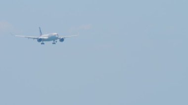 SOCHI, RUSSIA - 27 AĞUSTOS 2022: Yolcu uçağı Airbus A350, RA-73151 Aeroflot iniş yapmak üzere.