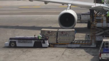 BANGKOK, THAILAND - 14 Kasım 2018: havalimanı personeli uçuştan sonra uçağa hizmet veriyor. Teslimat ve boşaltma. Gemide yemek servisi.