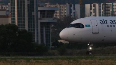ALMATY, KAZAKHSTAN - 24 Haziran 2024: Ticari uçak Airbus 321neo, Air Astana 'nın EI-KGF' si Almaty havaalanında, yan görüş. Uçuş kalkışı