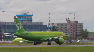 NOVOSIBIRSK, RUSSIAN FEDERATION - 15 Temmuz 2022: Airbus A320-271N, RA-73457 S7 Airlines ivmesi Tolmchevo havaalanında kalkış için, yan görüş