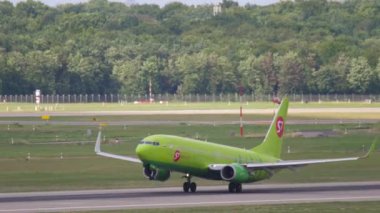 DÜKSELDORF, GERMANY - 24 Temmuz 2017: Yolcu taşıyıcı Boeing 737, S7 Airlines 'ın VP-BND' si Düsseldorf havaalanından havalanıyor. Uçak kalkıyor, yan görüş. Seyahat kavramı