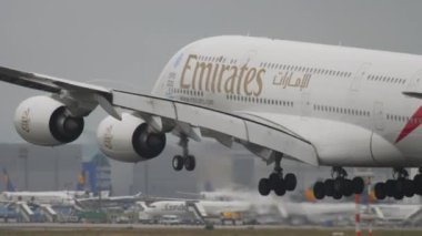 FRANKFURT AM MAIN, ALMANY - 20 Temmuz 2017: Frankfurt havaalanına inen Emirates 'in dev çift katlı yolcu uçağı Airbus A380. Seyahat kavramı