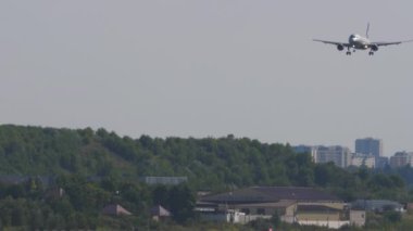 MOSCOW, Rusya Federasyonu - 31 Temmuz 2021: Airplane Airbus A320, Aeroflot VQ-BPU Sheremetyevo havaalanına iniş yapıyor, yan görüş. Gökyüzünde bir uçak. Seyahat kavramı