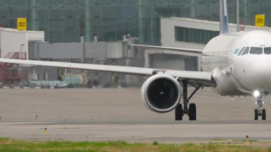 ALMATY, KAZAKHSTAN - 11 Mayıs 2024: Airbus A321, Air Astana 'dan EI-KDF Almaty havaalanında taksicilik, ön görüş. Seyahat kavramı