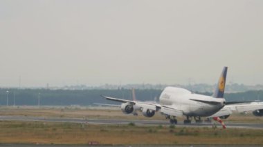 FRANKFURT AM MAIN, ALMANY - 20 Temmuz 2017: Lufthansa 'nın Boeing 747' si piste iniyor, Frankfurt havaalanında fren yapıyor, spikerler bozuluyor. Geniş gövdeli uçak geliyor. Seyahat kavramı