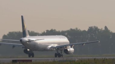 ALMATY, KAZAKHSTAN - 27 Haziran 2024: Airbus A321, Air Astana EI-KDA Almaty Havaalanı, yan görüş