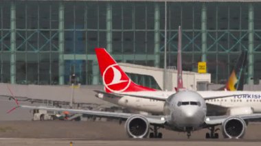 ALMATY, KAZAKHSTAN - 27 Haziran 2024: Boeing 737 MAX 9, Türk Hava Yolları 'ndan TC-LCF Almaty havaalanında taksicilik yapıyor. Yolcu uçağı. Seyahat kavramı