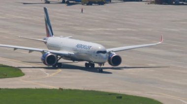 SOCHI, RUSSIA - 27 AĞUSTOS 2022: Airbus A350, RA-73151 Aeroflot pisti. Seyahat kavramı