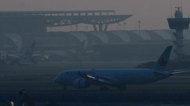 BANGKOK, THAILAND - 01 Mart 2023: Boeing 787 Dreamliner, Air Canada 'dan C-FRSI Suvarnabhumi havaalanına indi. Uçak geliyor. Avi trafiği