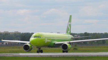 NOVOSIBIRSK, RUSSIAN FEDERATION - 15 Temmuz 2022: Airbus A320, RA-73407 S7 Airlines Tolmachevo havaalanı pistinde, yan görüş. Seyahat kavramı