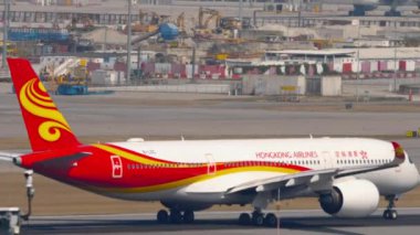 HONG KONG - 10 Kasım 2019, Hong Kong havaalanından kalkan Airbus A350, B-LGC. Yolcu uçağı kalkıyor. Uçak kalkıyor. Seyahat kavramı
