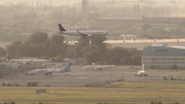 ALMATY, KAZAKHSTAN - 26 Temmuz 2024: Almaty Uluslararası Havaalanına inen Astana Yolcu Uçağı