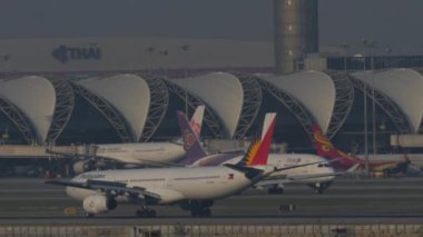 BANGKOK, THAILAND - Mart 01, 2023: Geniş gövdeli yolcu uçağı Airbus A330, Filipin Havayolları 'ndan RP-C8766 Suvarnabhumi havaalanına indi. Uçak geliyor..