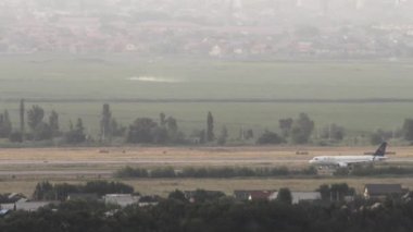 ALMATY, KAZAKHSTAN - 26 Haziran 2024: Yolcu uçağı Boeing 737, UP-B3735 Almaty havaalanına SCAT inişi, yan görüş, uzak çekim. Seyahat konsepti. Trafik vardı.